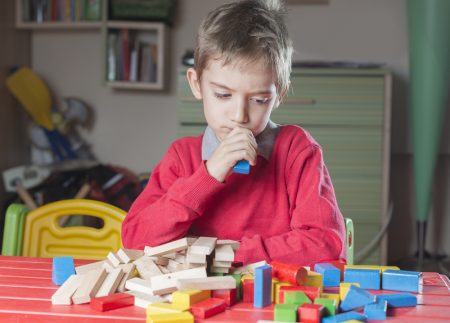 niño jugando